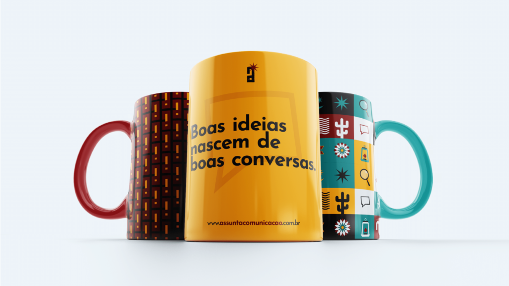 Aplicação da identidade visual da Assunta Comunicação em três canecas.