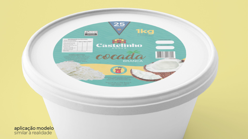 Aplicação do rótulo dos produtos da Castelinho Doces em um pote de plástico.