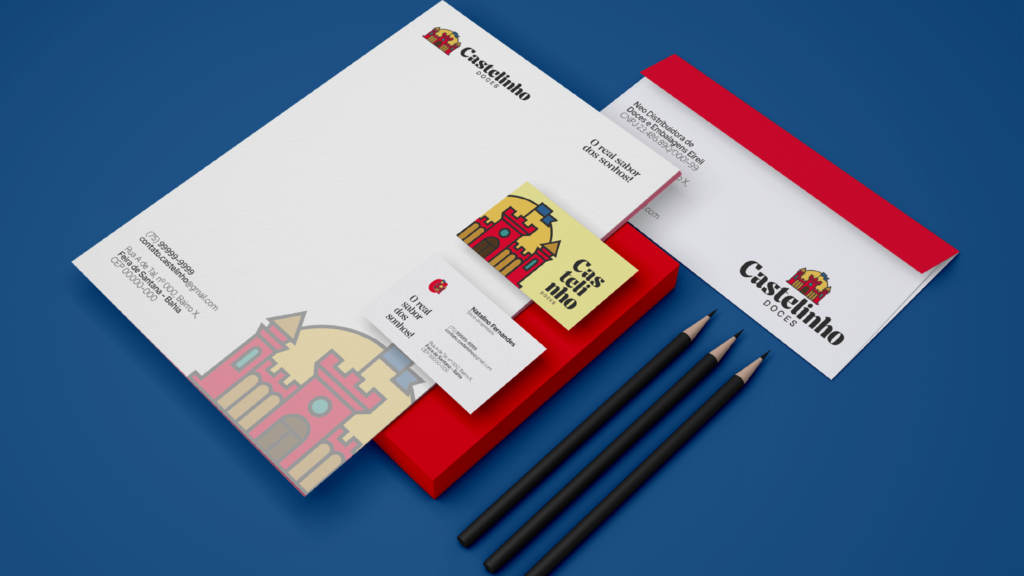 Aplicação da identidade visual da Castelinho Doces em materiais de papelaria, como papel timbrado, cartão de visitas e envelope.