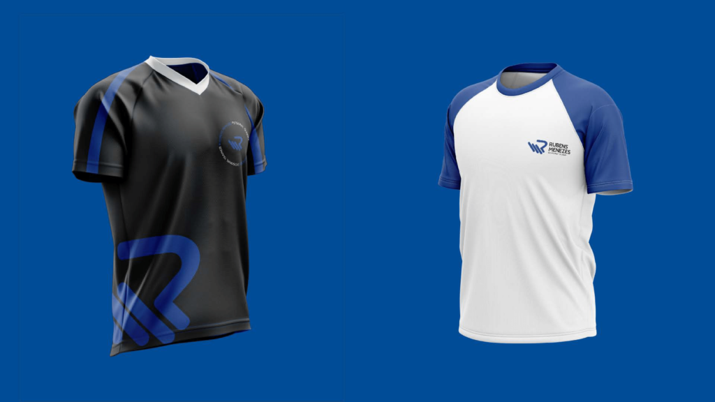 Aplicação da identidade visual de Rubens Menezes em duas camisetas.