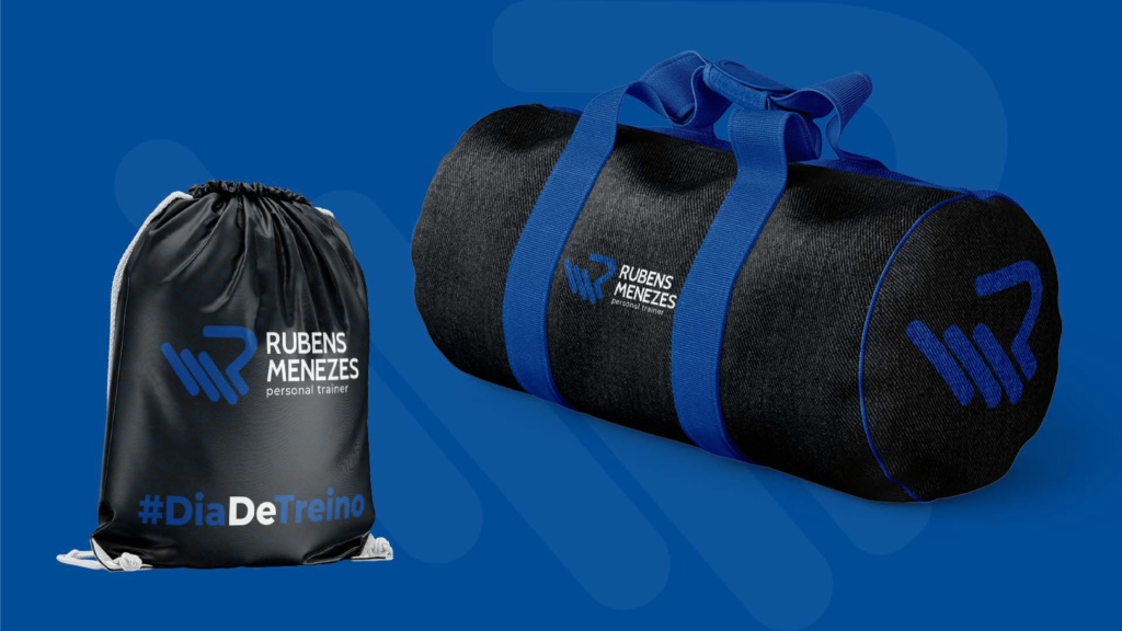 Aplicação da identidade visual de Rubens Menezes em bolsa e mala.