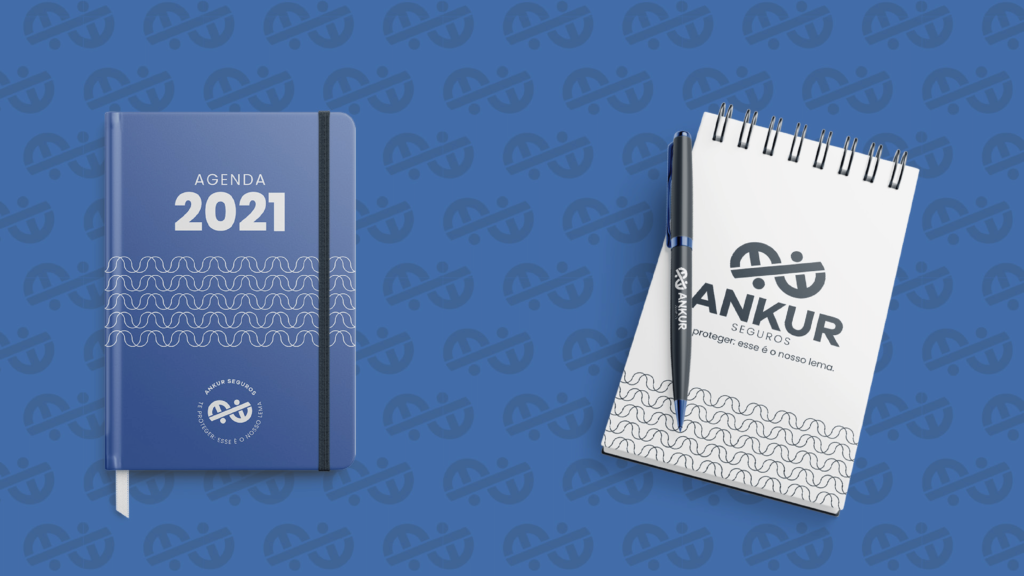 Aplicação da identidade visual da Ankur Seguros em um sketchbook e um bloco de anotações.
