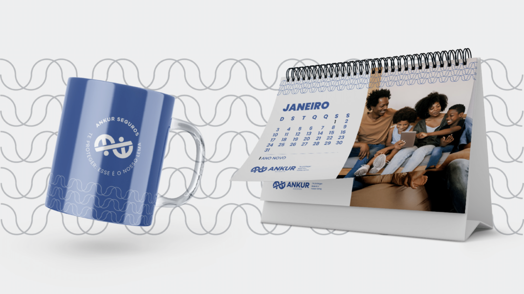 Aplicação da identidade visual da Ankur Seguros em uma caneca e um calendário.