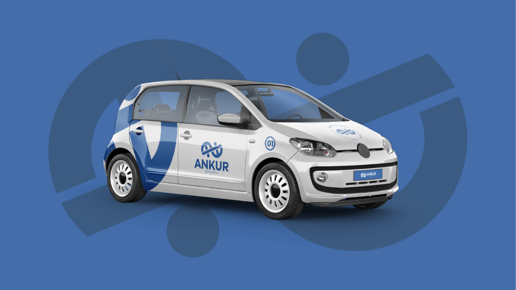 Aplicação da identidade visual da Ankur Seguros em um carro.