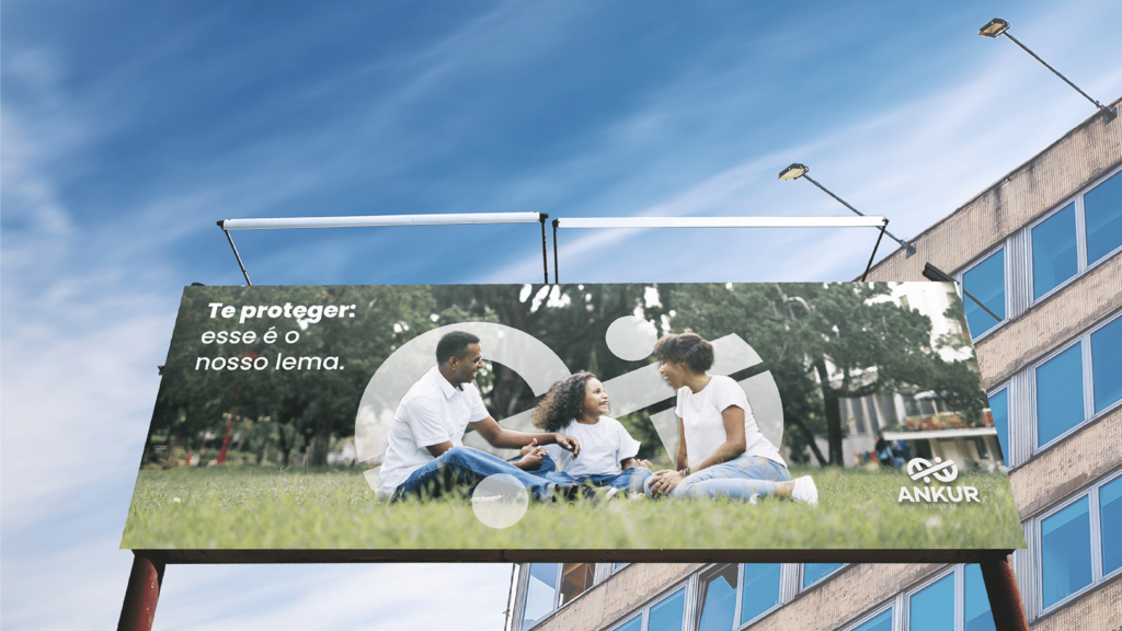 Aplicação da identidade visual da Ankur Seguros em um outdoor.