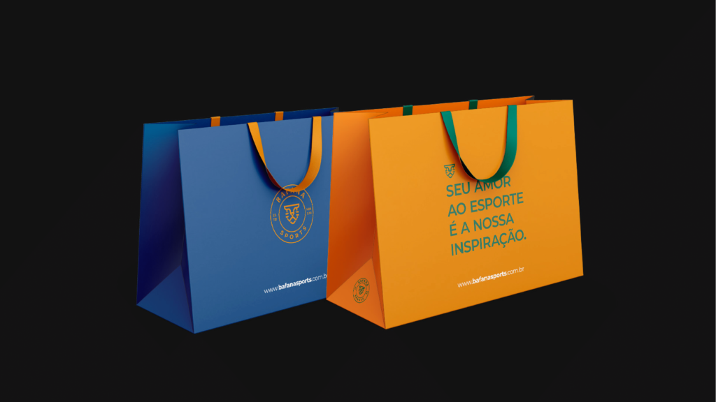 Aplicação da identidade visual da Bafana Sports em duas sacolas.