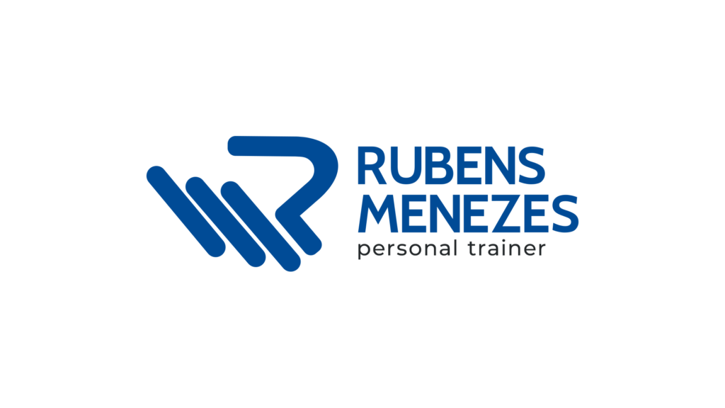 Logotipo principal da marca de Rubens Menezes, em versão horizontal, com o logo e nome em tom azul e a tagline, em preto.