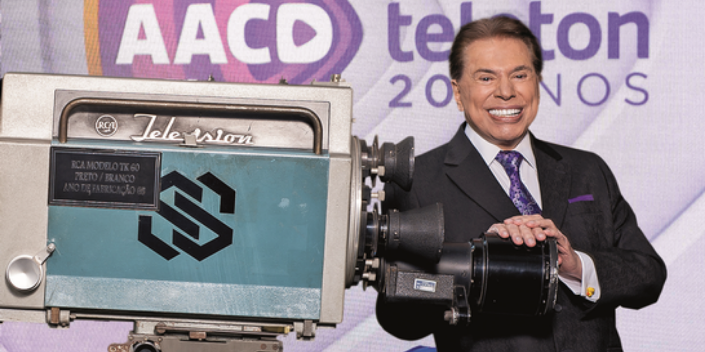 Silvio Santos ao lado de uma das primeiras câmeras do SBT, ostentando o seu monograma pessoal (Foto: Rogério Pallatta/Divulgação)