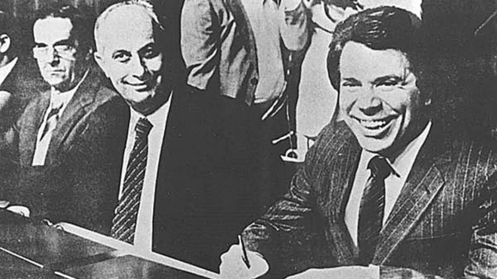 Silvio Santos assinando a entrega de concessões em Brasília, momento que o SBT foi ao ar em 19 de agosto de 1981 
