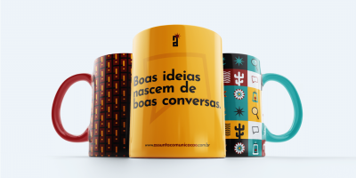 Aplicação da identidade visual da Assunta Comunicação em três canecas.